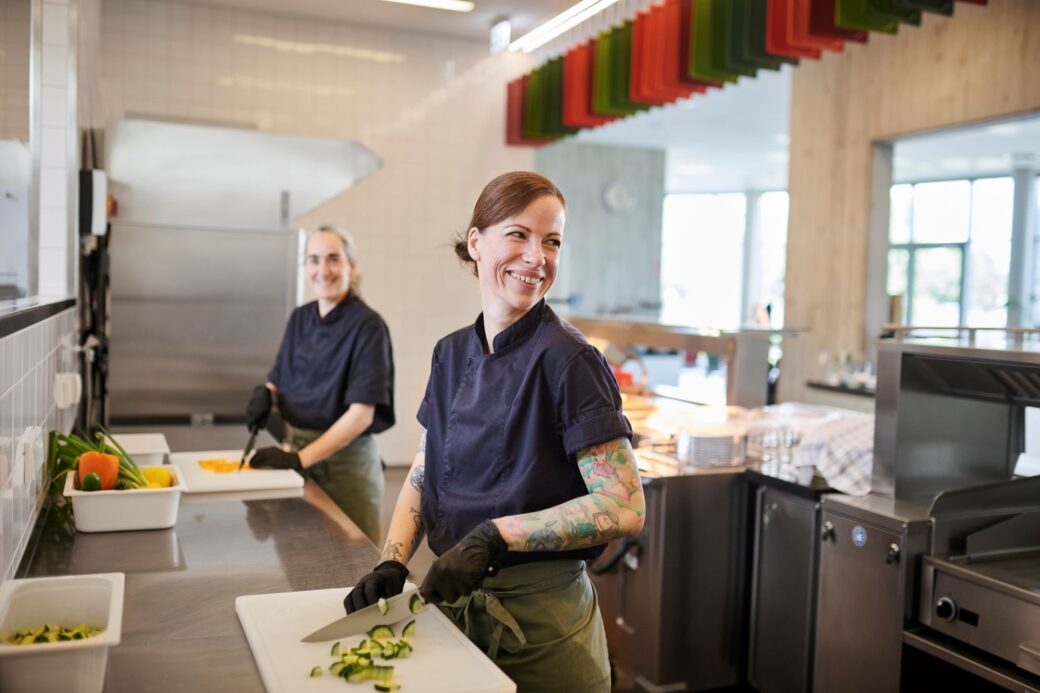 Mitarbeiterinnen bereiten das frische Mittagessen in der Kantine vor