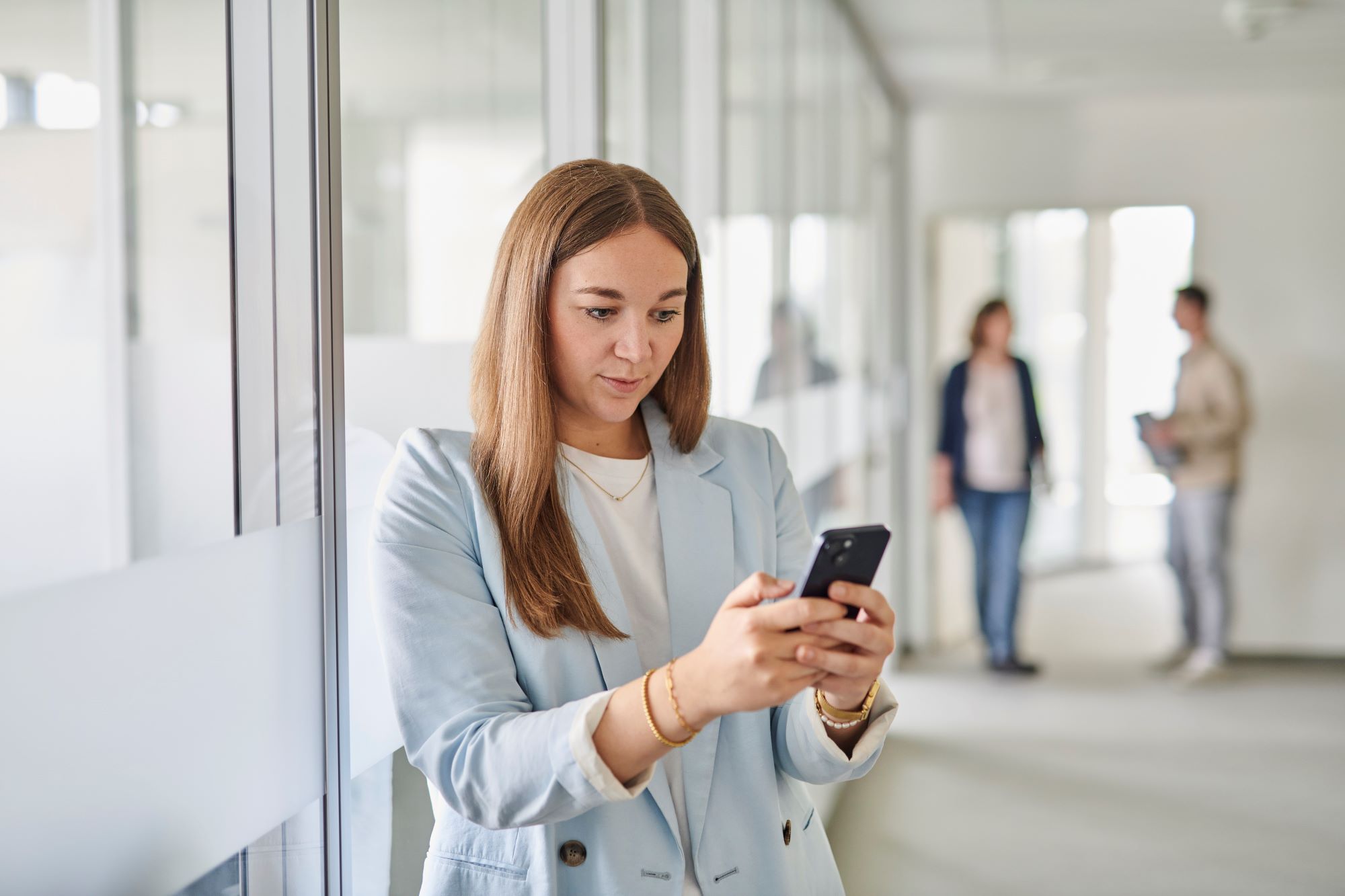 A candidate submits her speculative application to d.velop quickly via her phone.
