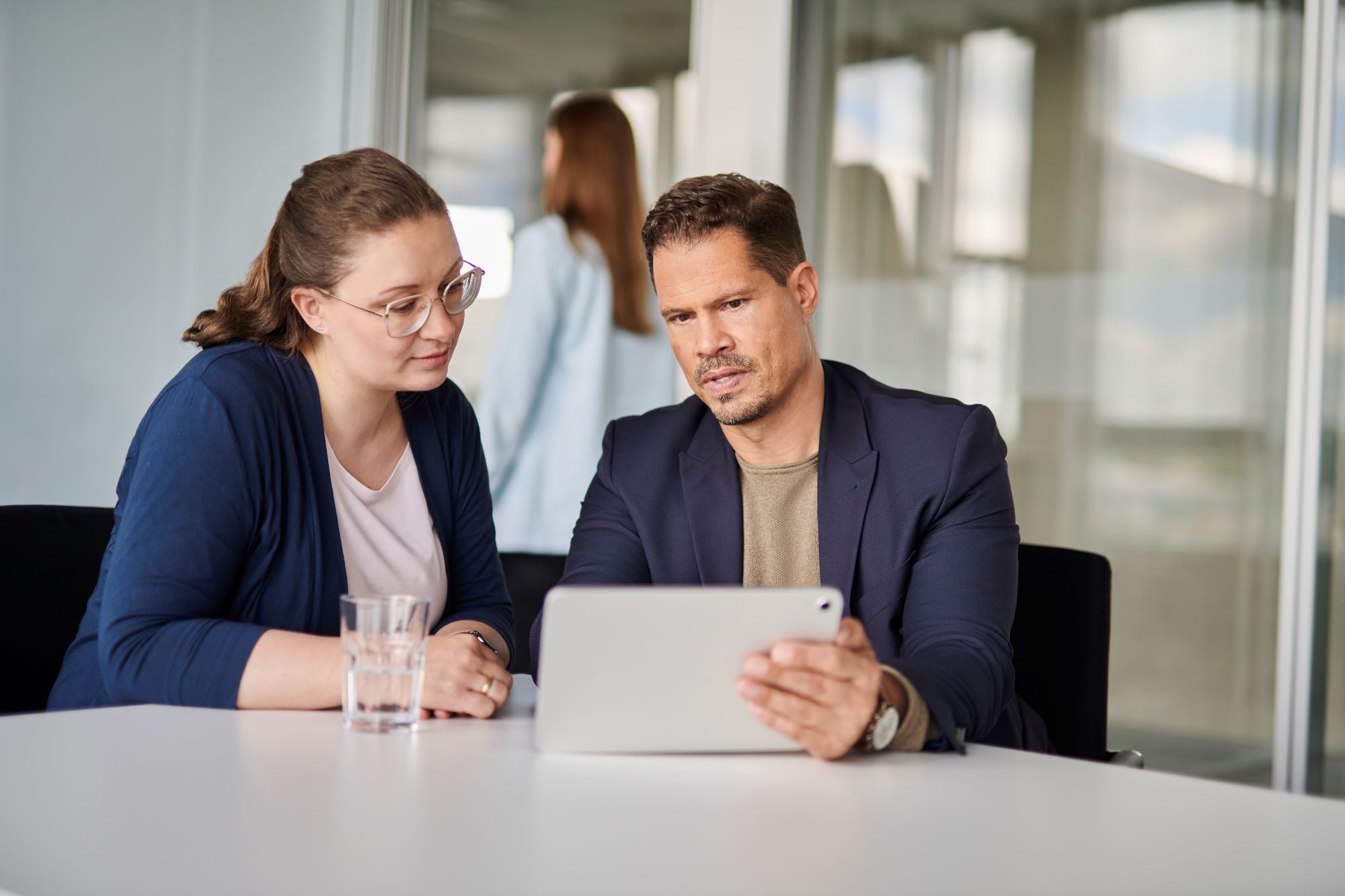 A team member is onboarding her new colleague, who joined d.velop as a career changer.